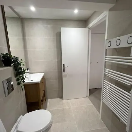 Proche Et Vieil + Parking