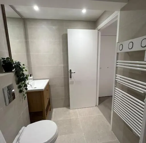 Proche Et Vieil + Parking